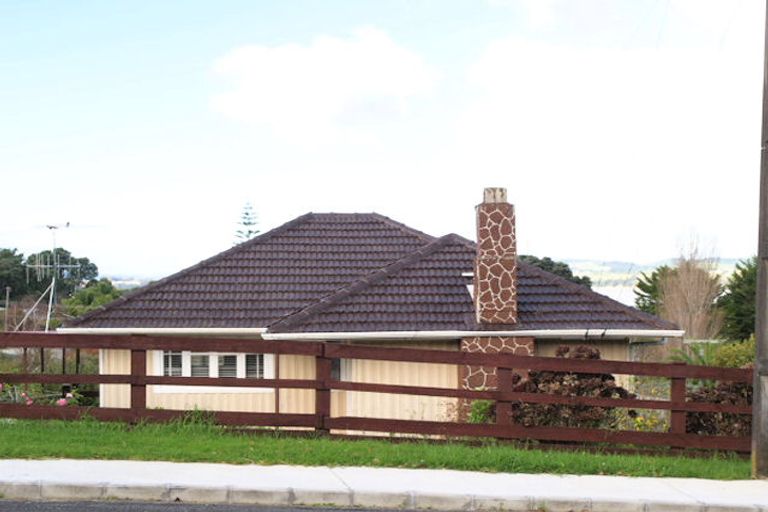 Photo of property in 40 Montgomery Crescent, Cockle Bay, Auckland, 2014