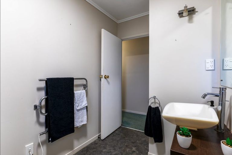 Photo of property in 10 Rangiwai Road, Titirangi, Auckland, 0604