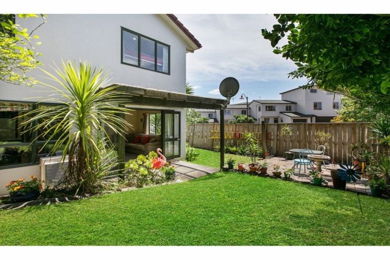 Photo of property in 9/42 Fields Parade, Oteha, Auckland, 0632