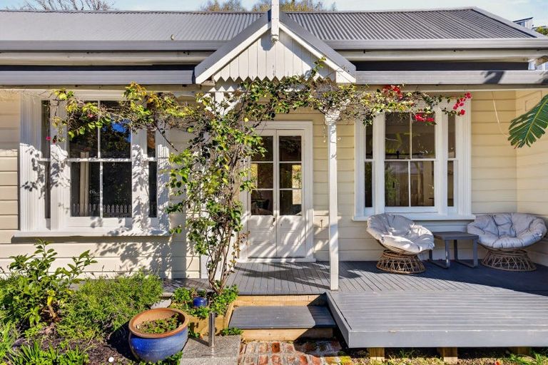 Photo of property in 28 Milton Road, Bluff Hill, Napier, 4110