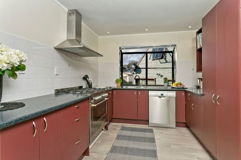 Photo of property in 12 Sunward Rise, Glenfield, Auckland, 0629