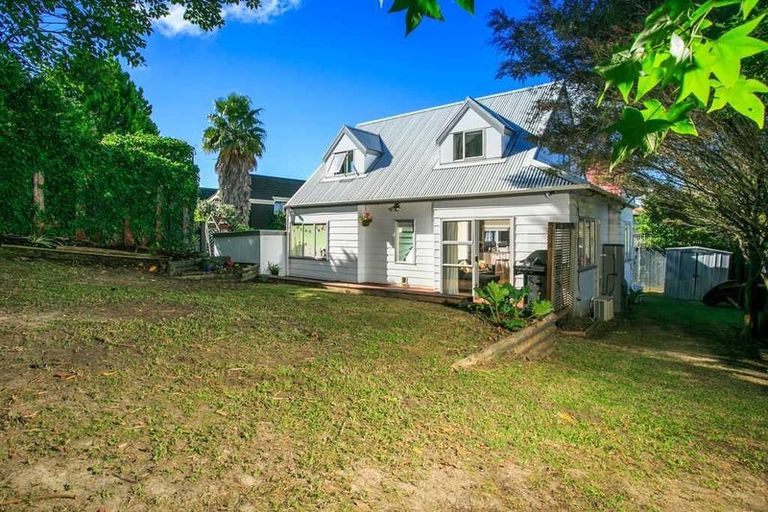 Photo of property in 2/15 Lambrown Drive, Totara Vale, Auckland, 0629