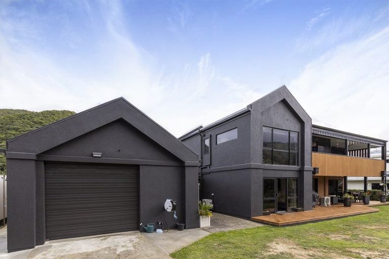 Photo of property in 15 Beach Road, Waikawa, Picton, 7220