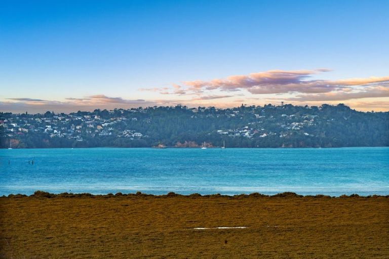 Photo of property in 27a Dawnhaven Drive, Te Atatu Peninsula, Auckland, 0610