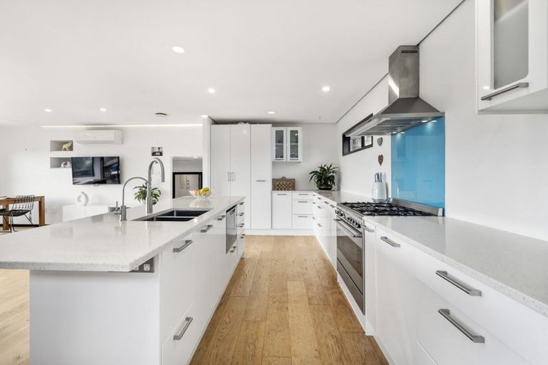 Photo of property in 1/870 Beach Road, Waiake, Auckland, 0630