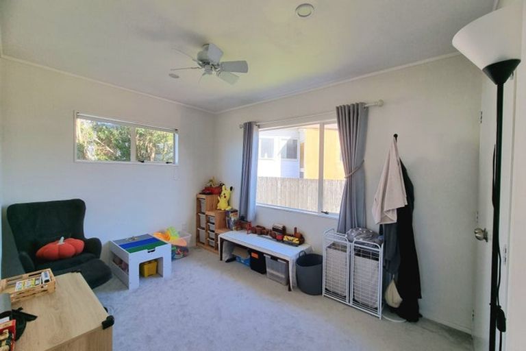 Photo of property in 1/8 Flaunty Place, West Harbour, Auckland, 0618