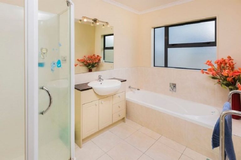 Photo of property in 10 Speyside Crescent, Flat Bush, Auckland, 2016