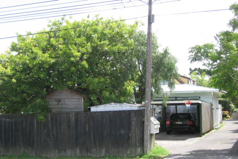 Photo of property in 2/33 Sunnyhaven Avenue, Beach Haven, Auckland, 0626