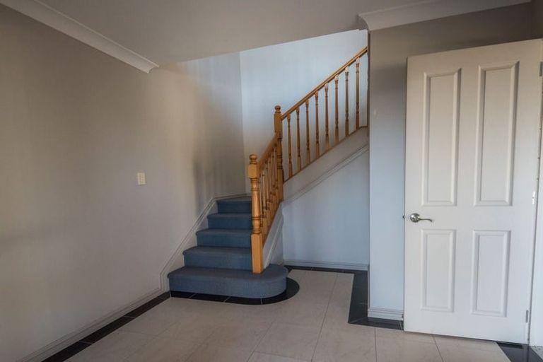 Photo of property in 42 Mandeville Place, Unsworth Heights, Auckland, 0632