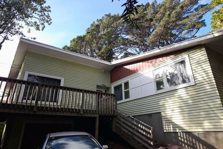 Photo of property in 8 Glanmire Road, Newlands, Wellington, 6037