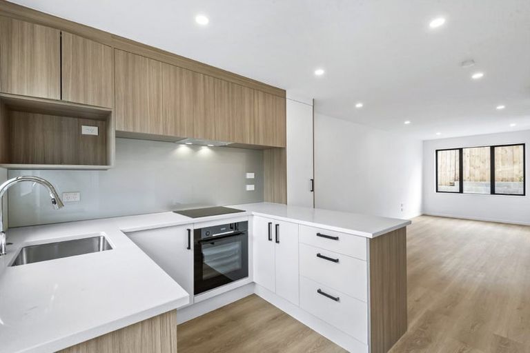 Photo of property in 8/94 Godley Road, Green Bay, Auckland, 0604