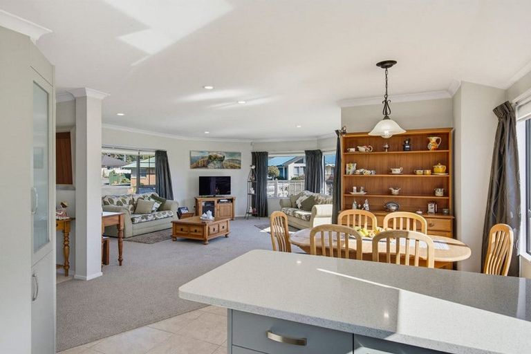 Photo of property in 4 Balmerino Grove, Waikanae, 5036