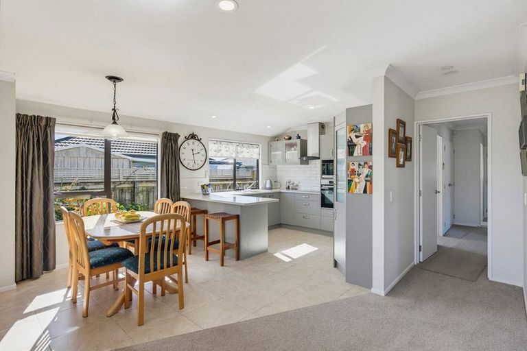 Photo of property in 4 Balmerino Grove, Waikanae, 5036