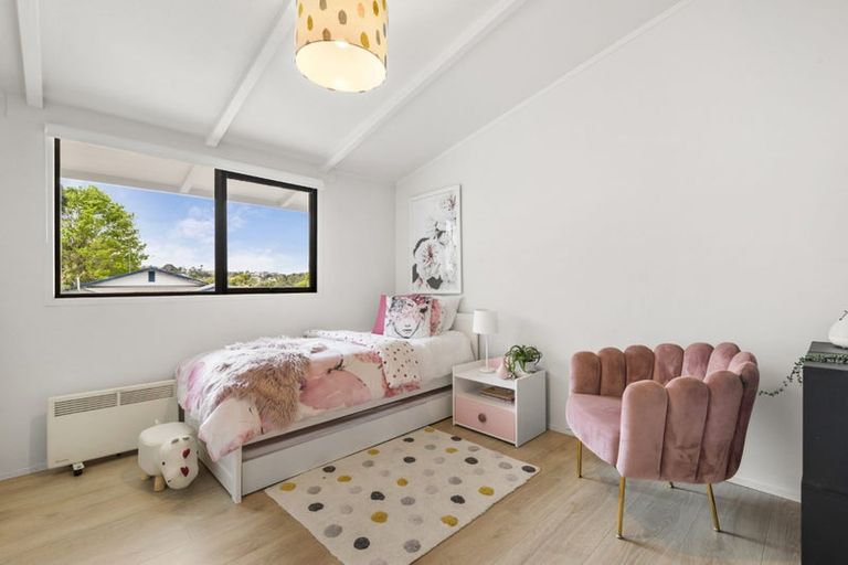 Photo of property in 18 Macnay Way, Murrays Bay, Auckland, 0630