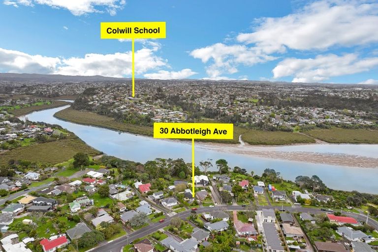 Photo of property in 30 Abbotleigh Avenue, Te Atatu Peninsula, Auckland, 0610