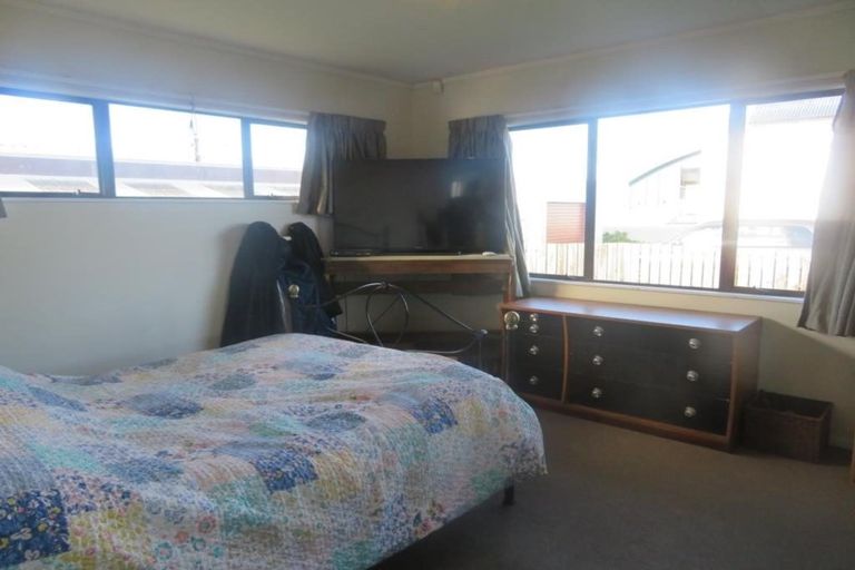 Photo of property in 17 Dargle Way, Island Bay, Wellington, 6023