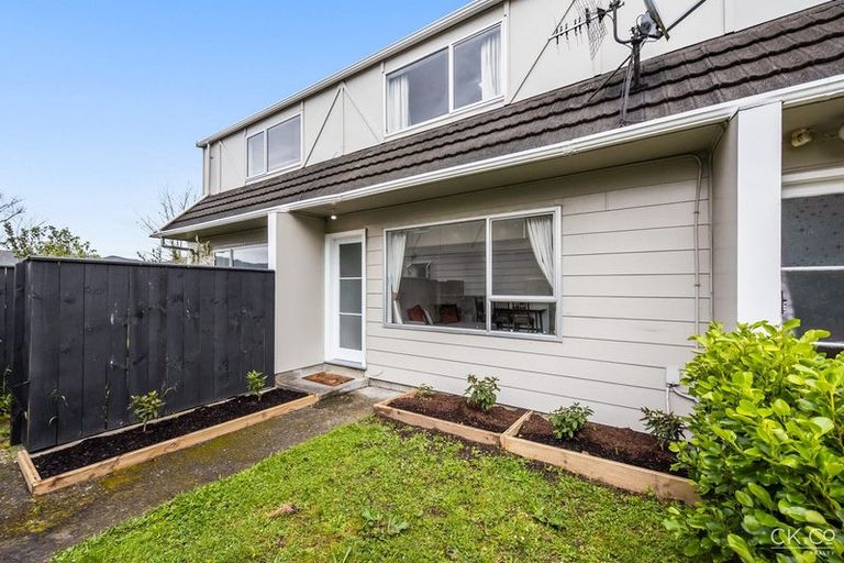 Photo of property in 2/264 Grounsell Crescent, Belmont, Lower Hutt, 5010