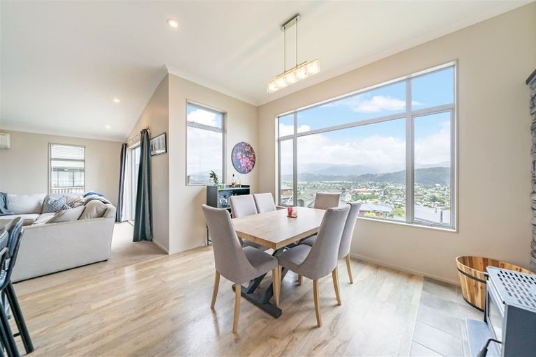 Photo of property in 15 James Nairn Grove, Riverstone Terraces, Upper Hutt, 5018