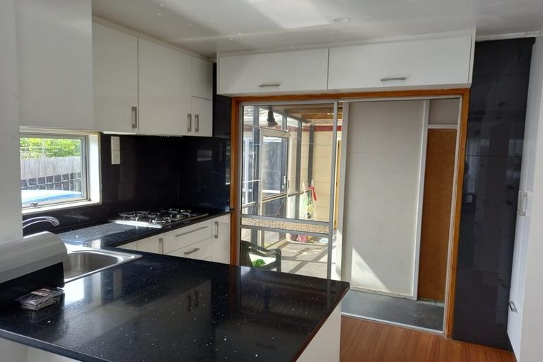 Photo of property in 9 Kelman Road, Kelston, Auckland, 0602