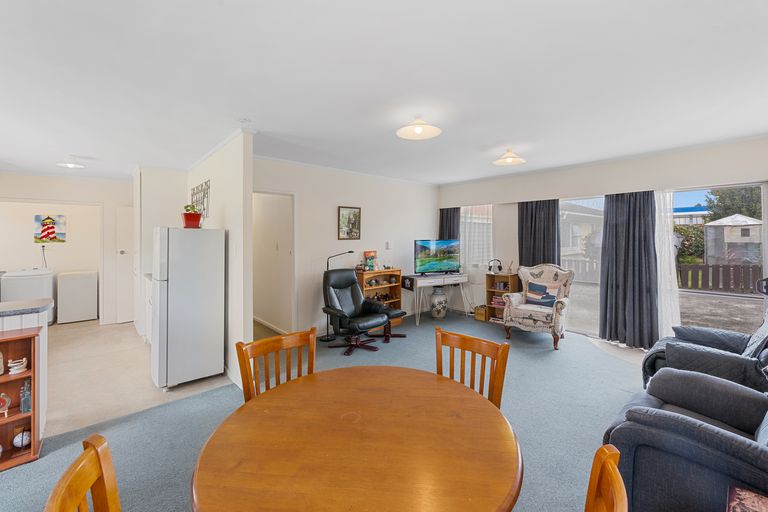 Photo of property in 2/5 Grove Road, Papakura, 2110