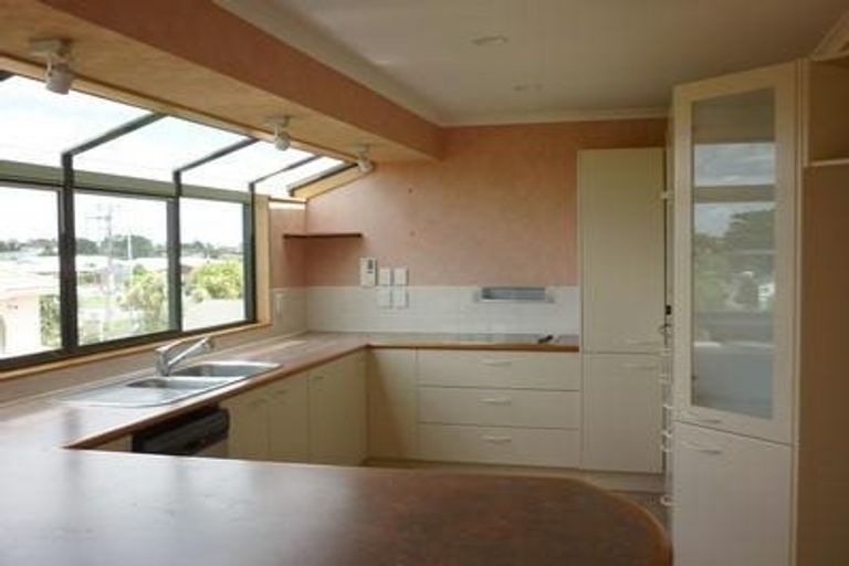 Photo of property in 1/885 East Coast Road, Northcross, Auckland, 0632