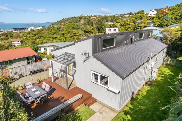 Photo of property in 2 Taka Grove, Normandale, Lower Hutt, 5010