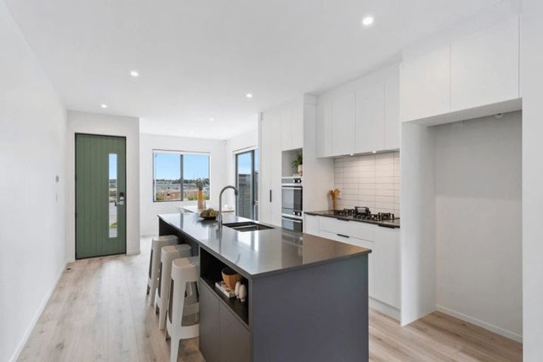 Photo of property in 5 Aquamarine Road, Rosehill, Papakura, 2113