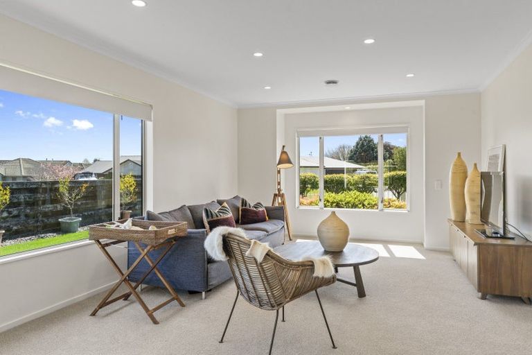 Photo of property in 2 Fairview Terrace, Waipahihi, Taupo, 3330