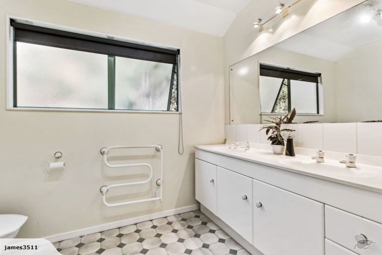 Photo of property in 17 Chedworth Drive, Glenfield, Auckland, 0629