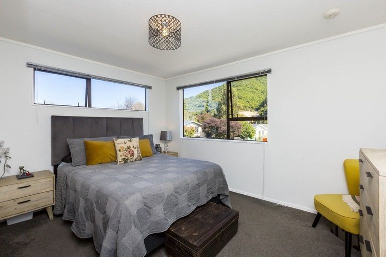 Photo of property in 22 Tacoma Drive, Totara Park, Upper Hutt, 5018