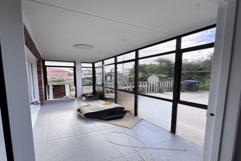 Photo of property in 39 Staveley Avenue, Mount Roskill, Auckland, 1041