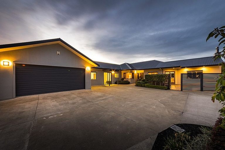 Photo of property in 37 Chestnut Close, Kelvin Grove, Palmerston North, 4414