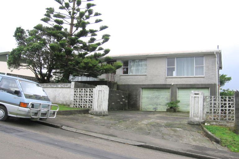 Photo of property in 36 Bellringer Crescent, Newlands, Wellington, 6037