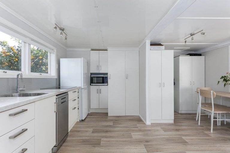 Photo of property in Orange Grove Flats, 2/549 Childers Road, Te Hapara, Gisborne, 4010