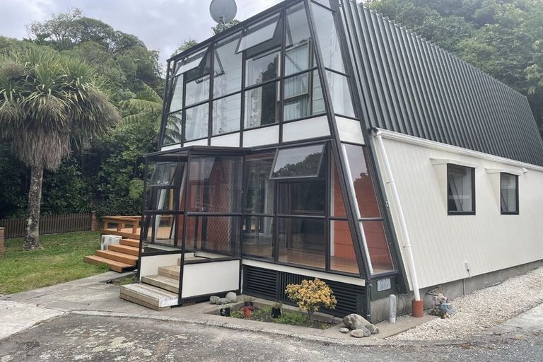 Photo of property in 39 London Road, Korokoro, Lower Hutt, 5012