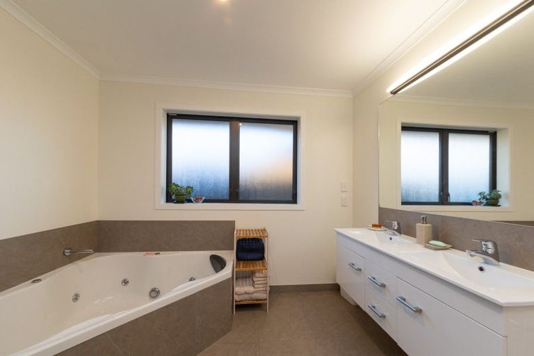 Photo of property in 199 Pacific Drive, Fitzherbert, Palmerston North, 4410