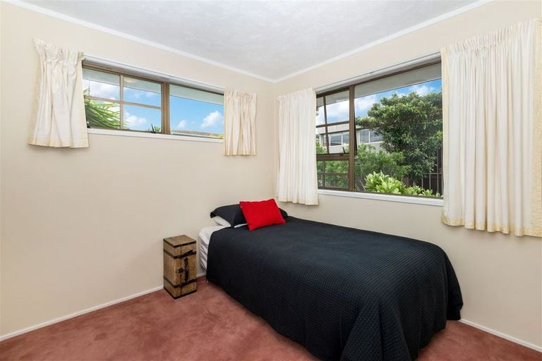 Photo of property in 33 James Evans Drive, Northcote, Auckland, 0627