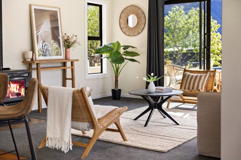 Photo of property in 35 Oregon Drive, Kelvin Heights, Queenstown, 9300