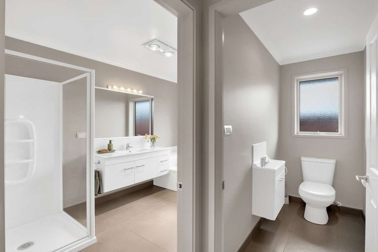 Photo of property in 11 Wai Place, One Tree Point, 0118