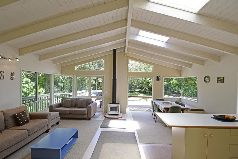 Photo of property in 18 Grand View Road, Leigh, 0985