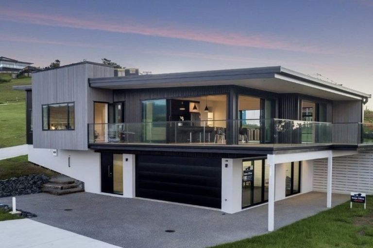 Photo of property in 2 Blue Moon Rise, Langs Beach, 0582