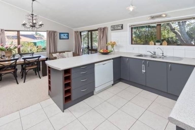 Photo of property in 5 Photinia Place, Botany Downs, Auckland, 2010