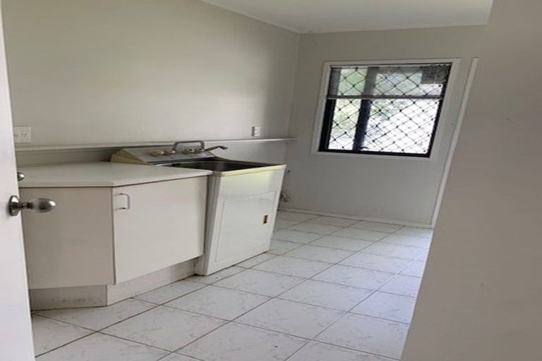 Photo of property in 20 Gillard Place, Eastern Beach, Auckland, 2012