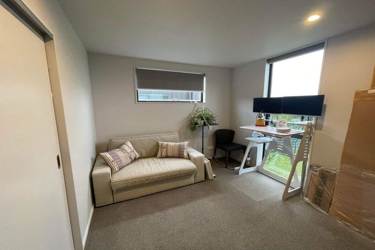 Photo of property in 28 Mount Creighton Crescent, Wanaka, 9305