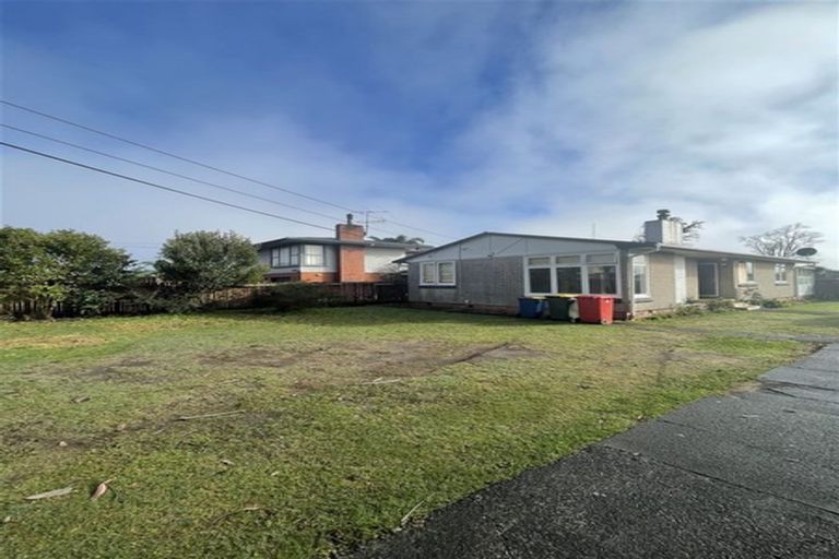 Photo of property in 19 Yeovil Road, Te Atatu Peninsula, Auckland, 0610
