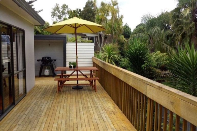 Photo of property in 24a Korotaha Terrace, Rothesay Bay, Auckland, 0630