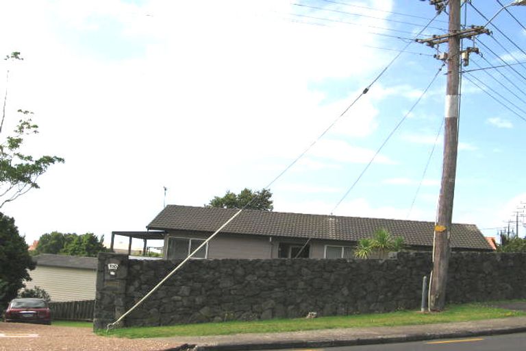 Photo of property in 110 Awaroa Road, Sunnyvale, Auckland, 0612