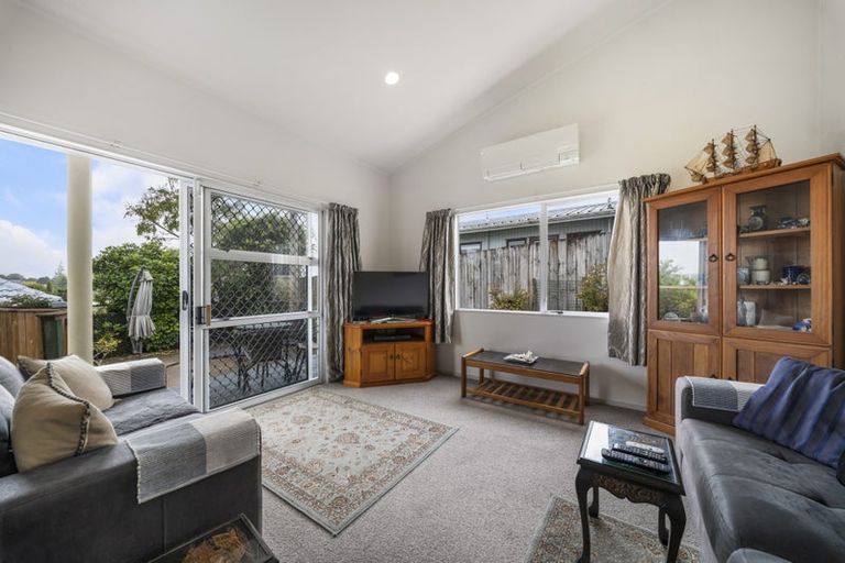 Photo of property in 2 Davern Lane, New Lynn, Auckland, 0600
