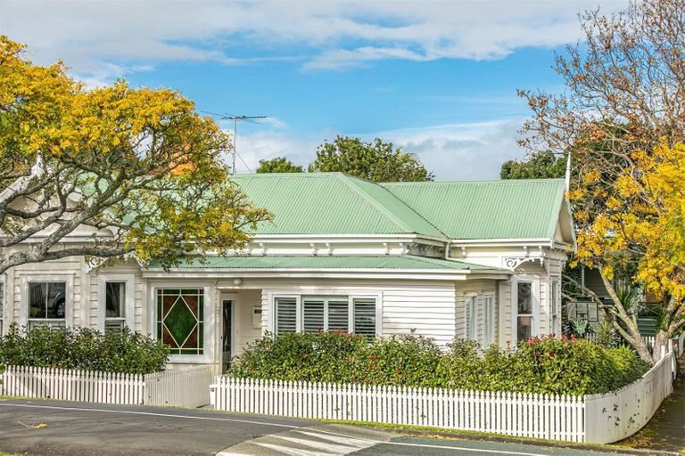 Photo of property in 37 Mozeley Avenue, Devonport, Auckland, 0624