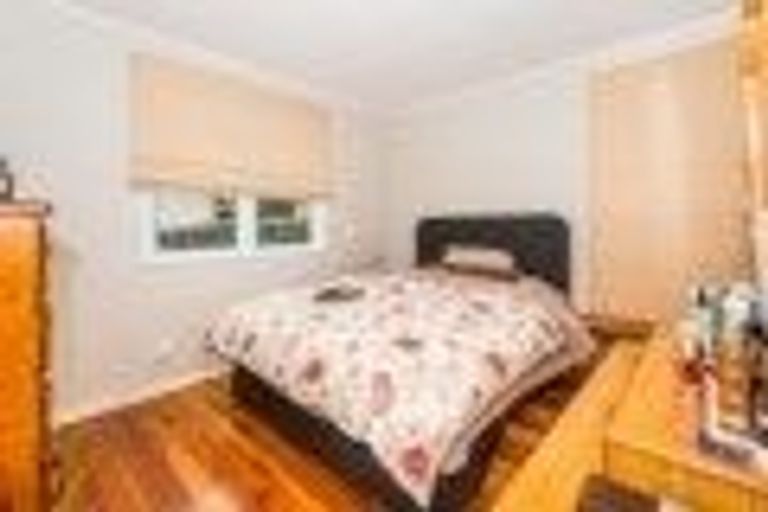 Photo of property in 17 Lysander Crescent, Beach Haven, Auckland, 0626